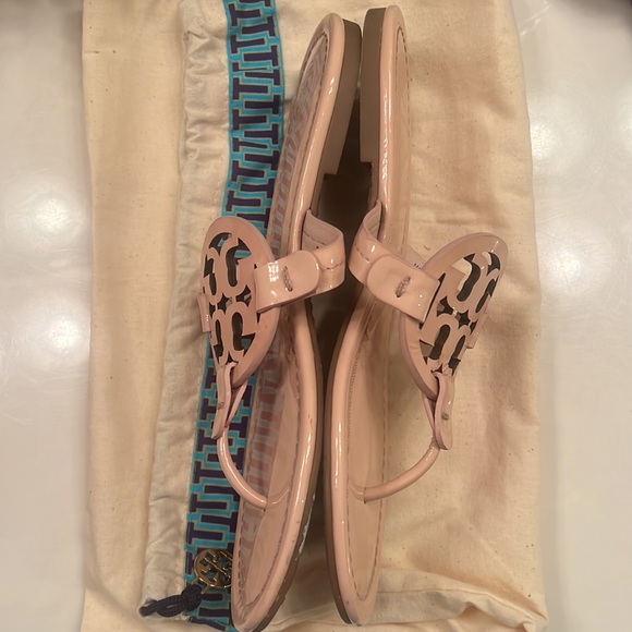 Tory Burch soft patent seashell pink sandals - Picture 4 of 9